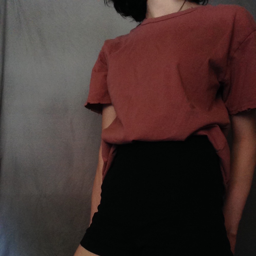 Dusty rose tee with distressed design on sleeves